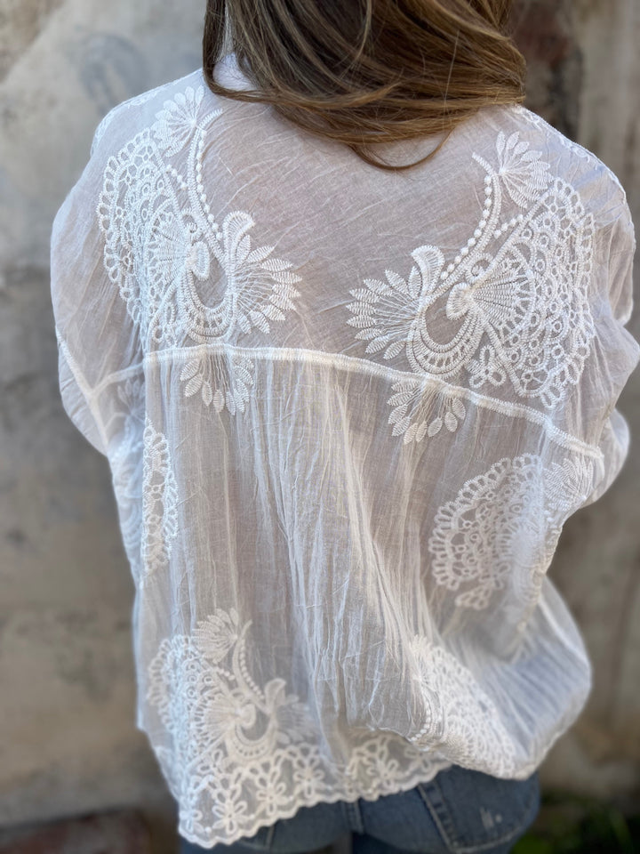 Freja – Den Broderede Skjorte med Romantiske Detaljer