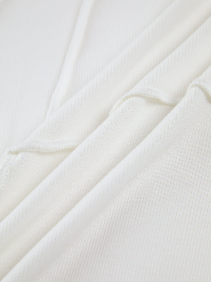 Lea – Den Figursyede Bluse med Rå Detaljer