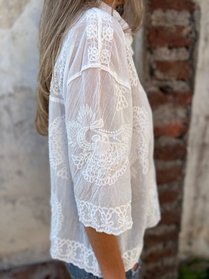 Freja – Den Broderede Skjorte med Romantiske Detaljer