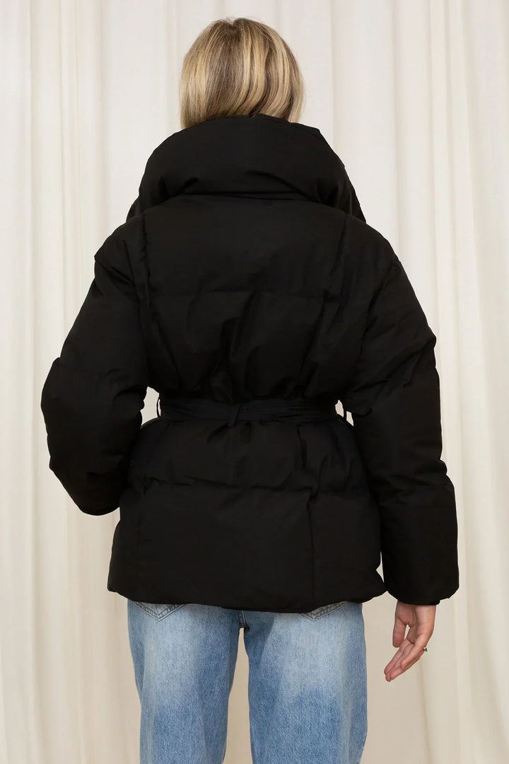 Alma – Den Polstrede Jakke med Stil og Vintervarme